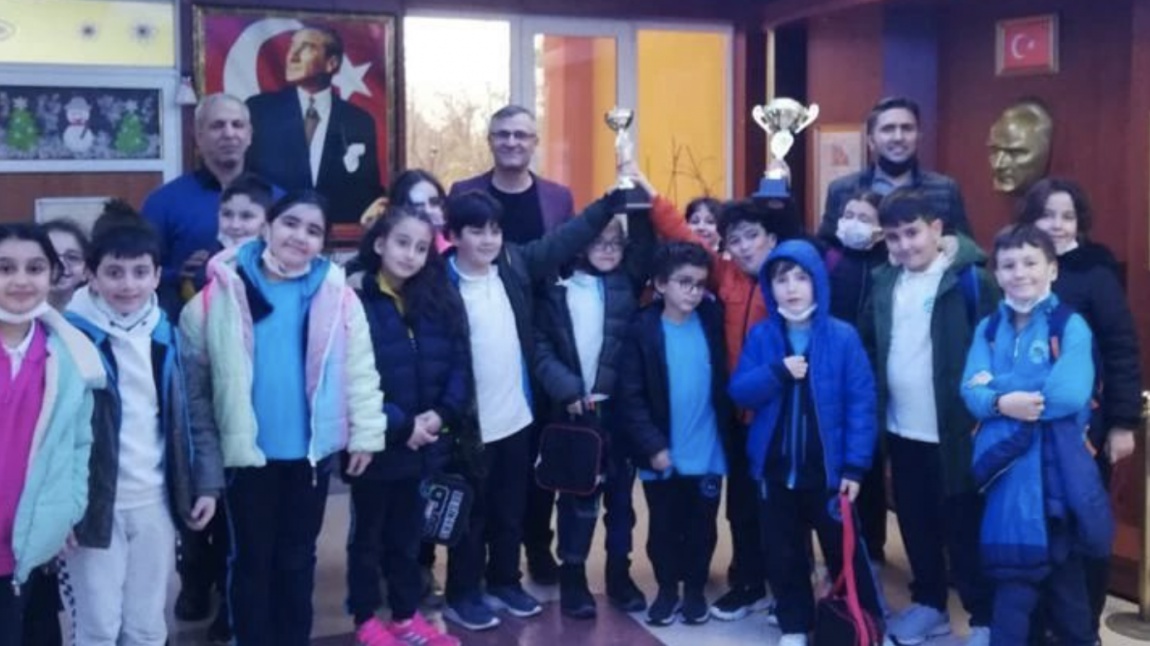 Geleneksel Çocuk Oyunları Sek Sek Kategorisinde Bahçelievler İlçe Şampiyonu Emlak Konut İlkokulu Öğrencileri Oldu.